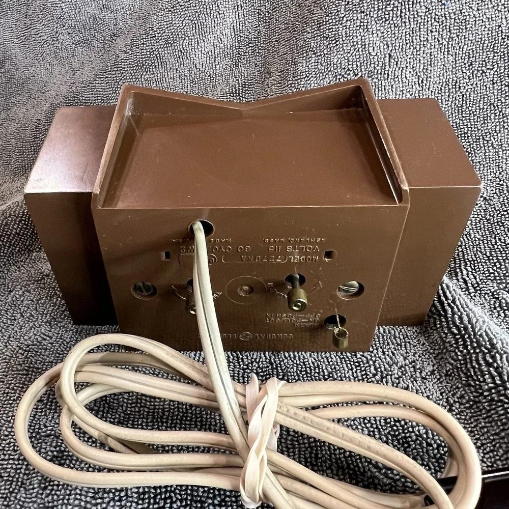 MCM Alarm Clock 7270KA, GE Plug in Brown Analog Grandmacore Cottagecore